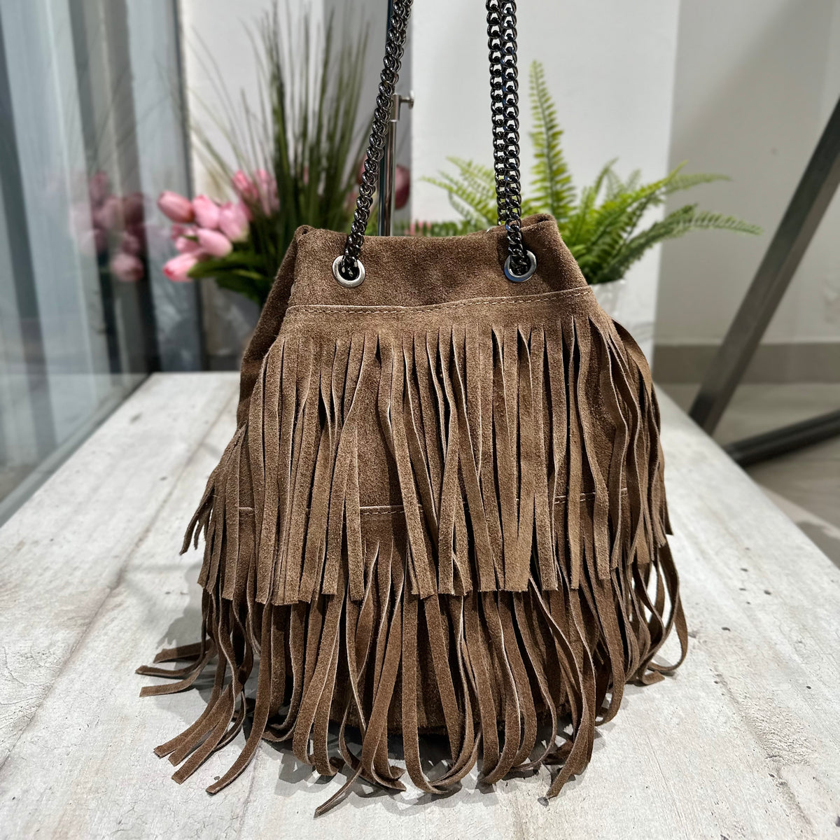 Sac seau à franges noires en cuir suédé