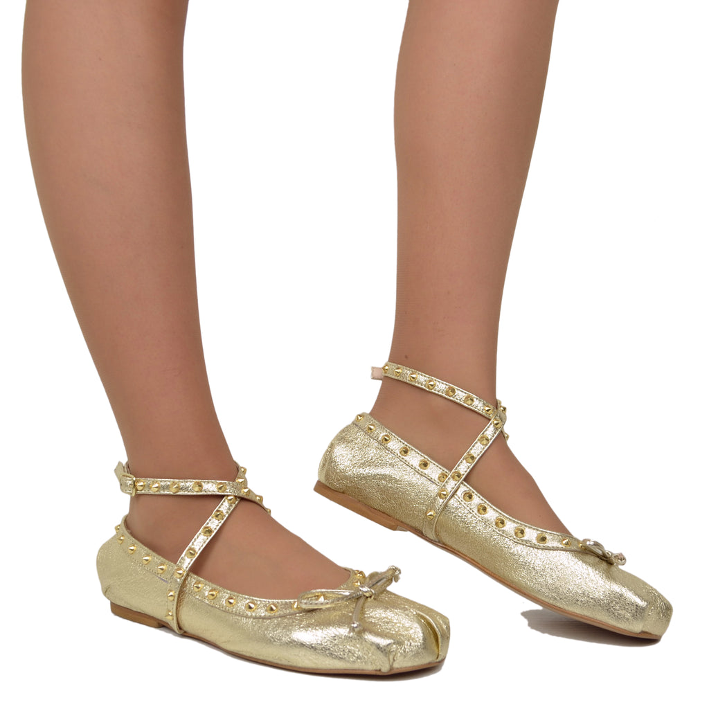 Platinfarbene Ballerinas aus goldfarbenem Laminatleder mit Nieten - 4