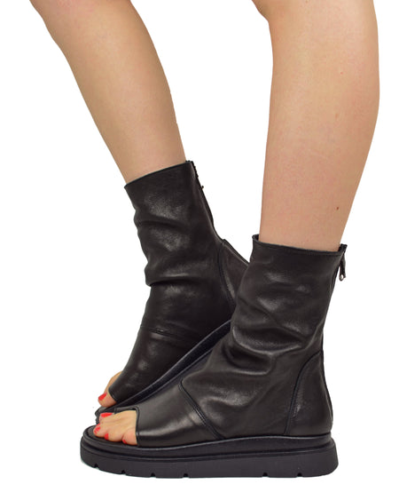 Plateau-Sandalen im Stiefeletten-Stil aus weichem Nappaleder – Schwarz, Offene Spitze