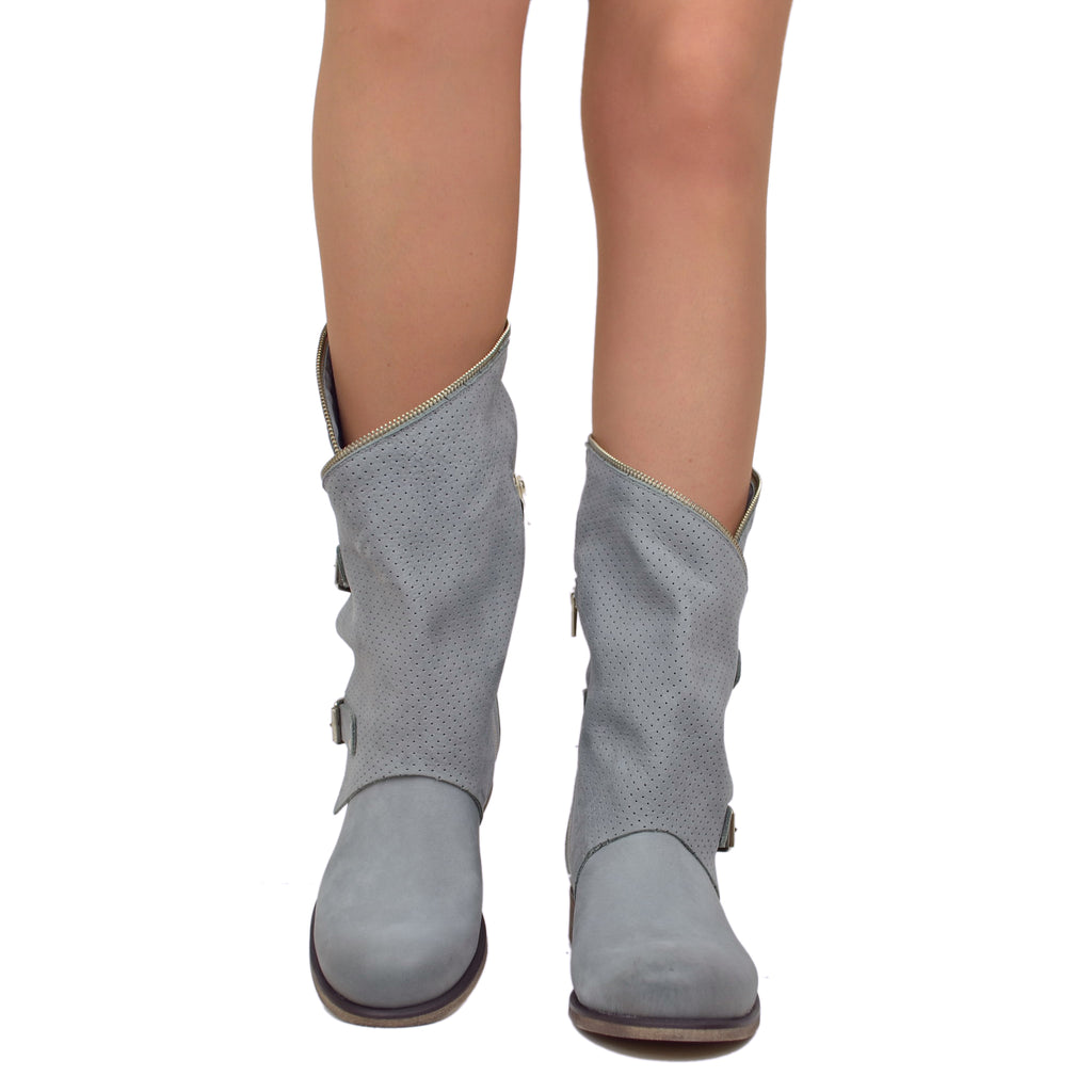 Perforierte Bikerstiefel für Damen in Perlgrau mit Schnallen aus Nubukleder - 5