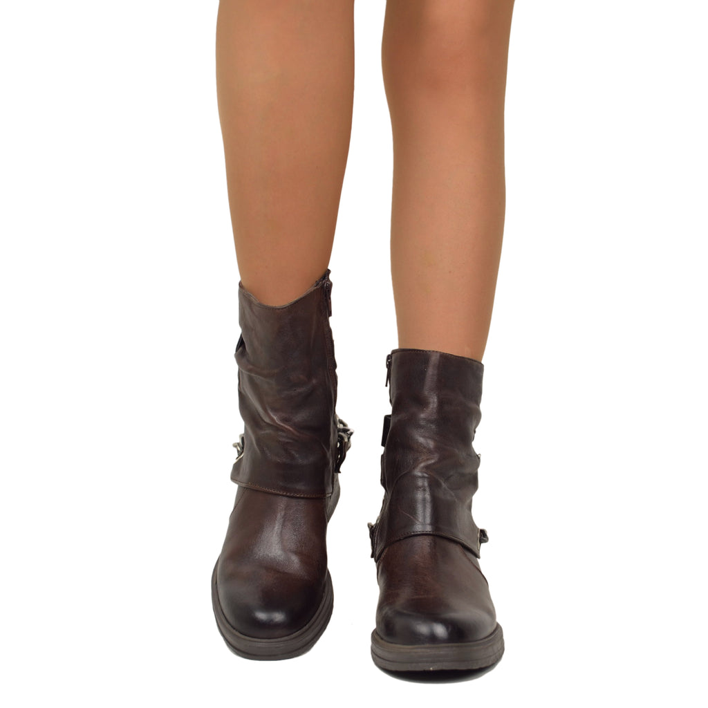 Damen-Stiefeletten aus braunem Leder mit Kette und Nieten, hergestellt in Italien - 3