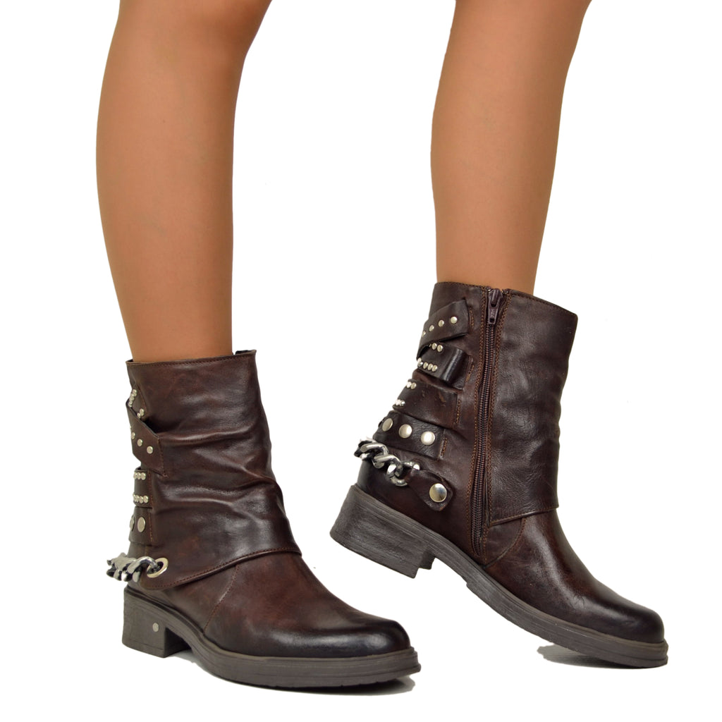 Damen-Stiefeletten aus braunem Leder mit Kette und Nieten, hergestellt in Italien - 4