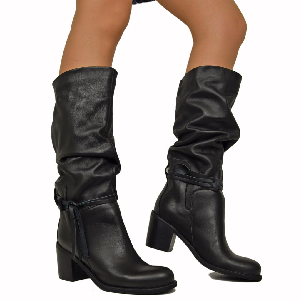 Mittelhohe Stiefel aus schwarzem Leder mit konischem und plissiertem Bein - 4