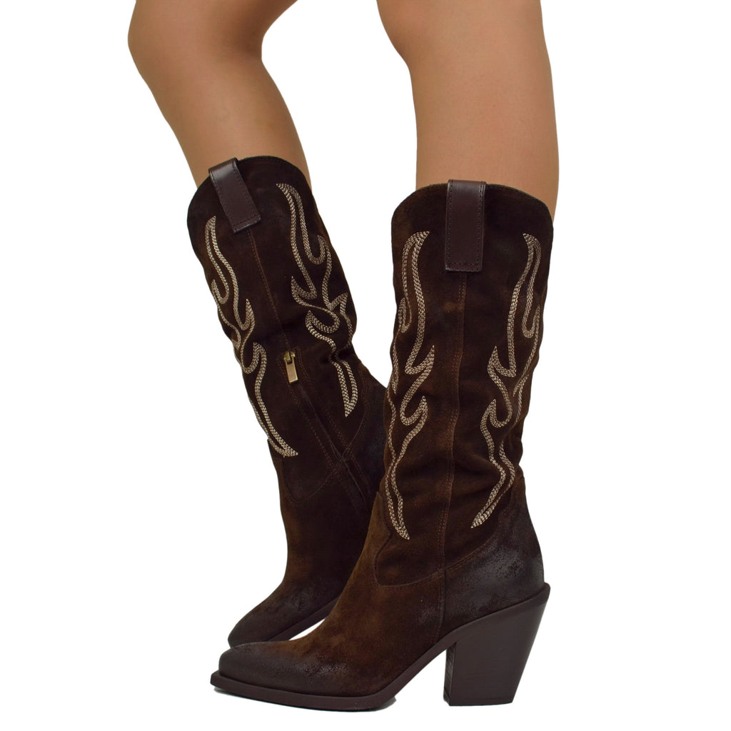 Hohe texanische Stiefel aus weichem, braunem Wildleder. Absatz 8 cm