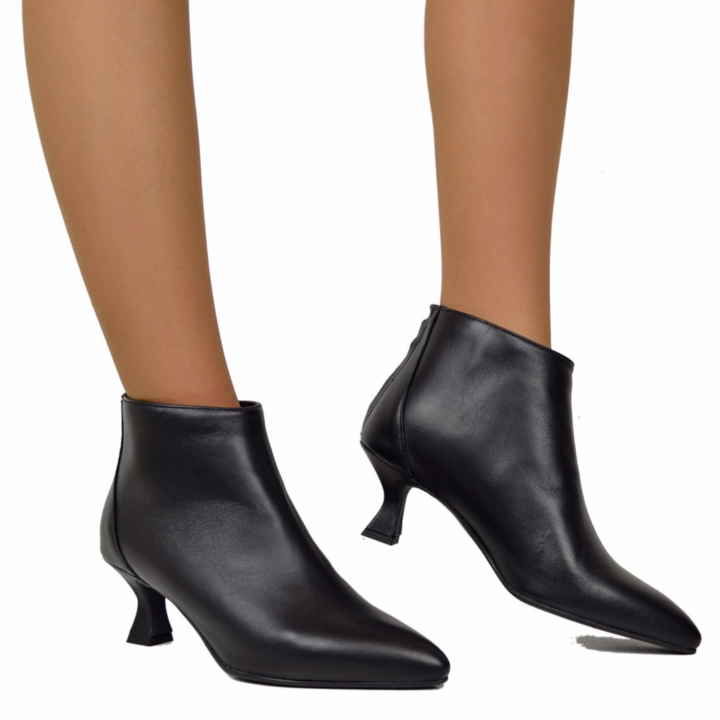 Elegante Stiefeletten mit Spulenabsatz aus schwarzem Leder - 4