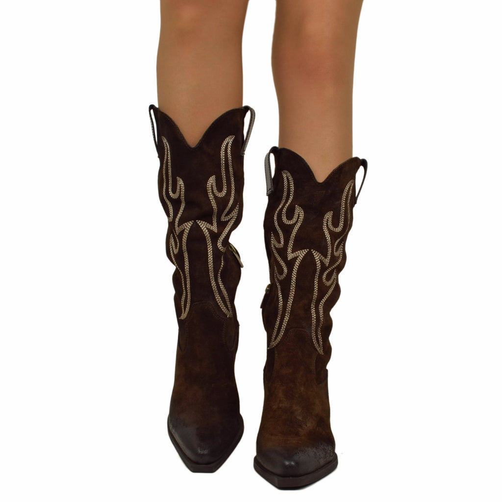 Hohe texanische Stiefel aus weichem, braunem Wildleder. Absatz 8 cm - 4