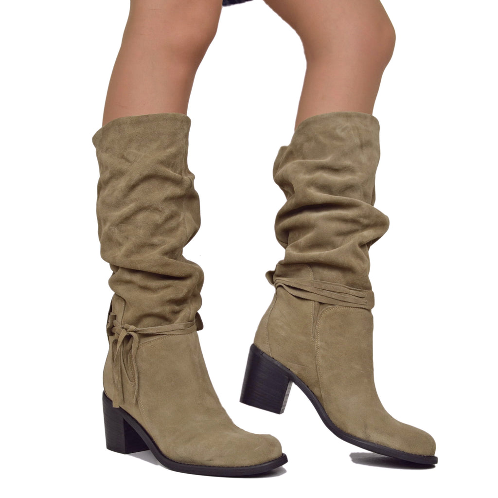 Mittelhohe Stiefel mit konischem Bein und Falten in Suede Leder Taupe - 3