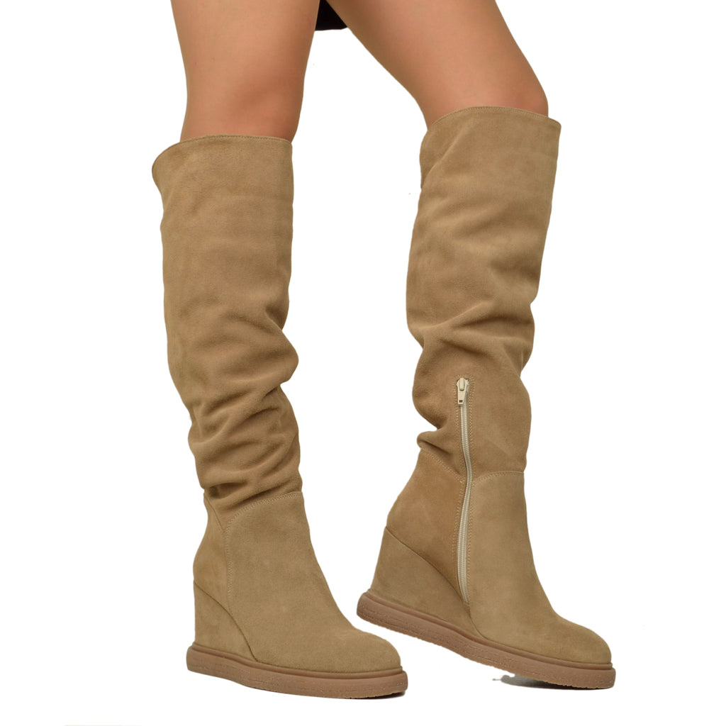 Damenstiefel aus beigem Wildleder mit Reißverschluss und Plateaukeil - 4