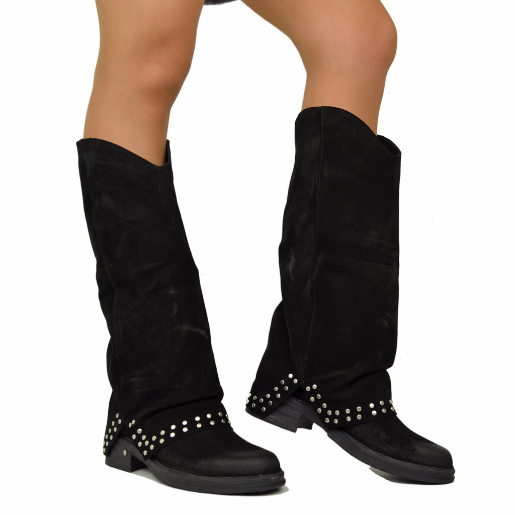 Hohe Bikerstiefel mit Gamasche und silbernen Nieten aus schwarzem Wildleder - 3