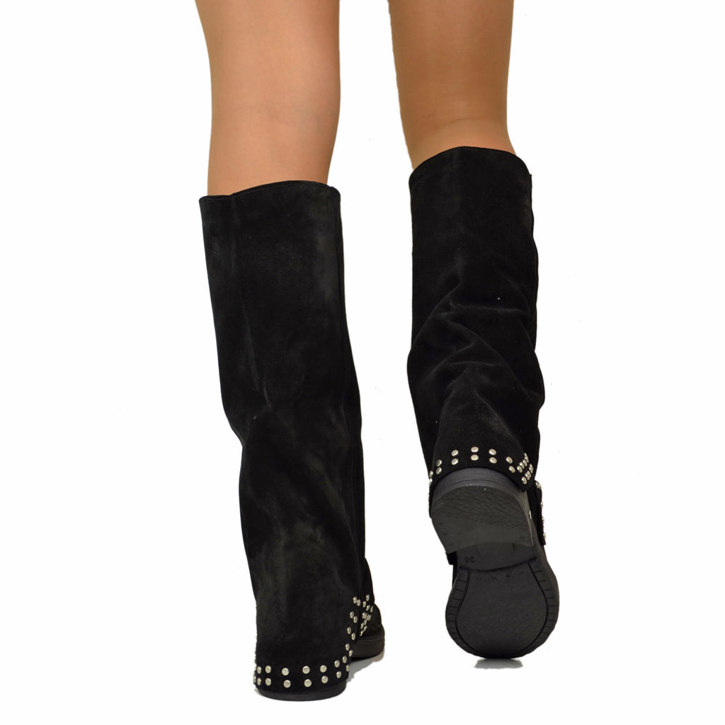 Hohe Bikerstiefel mit Gamasche und silbernen Nieten aus schwarzem Wildleder - 4