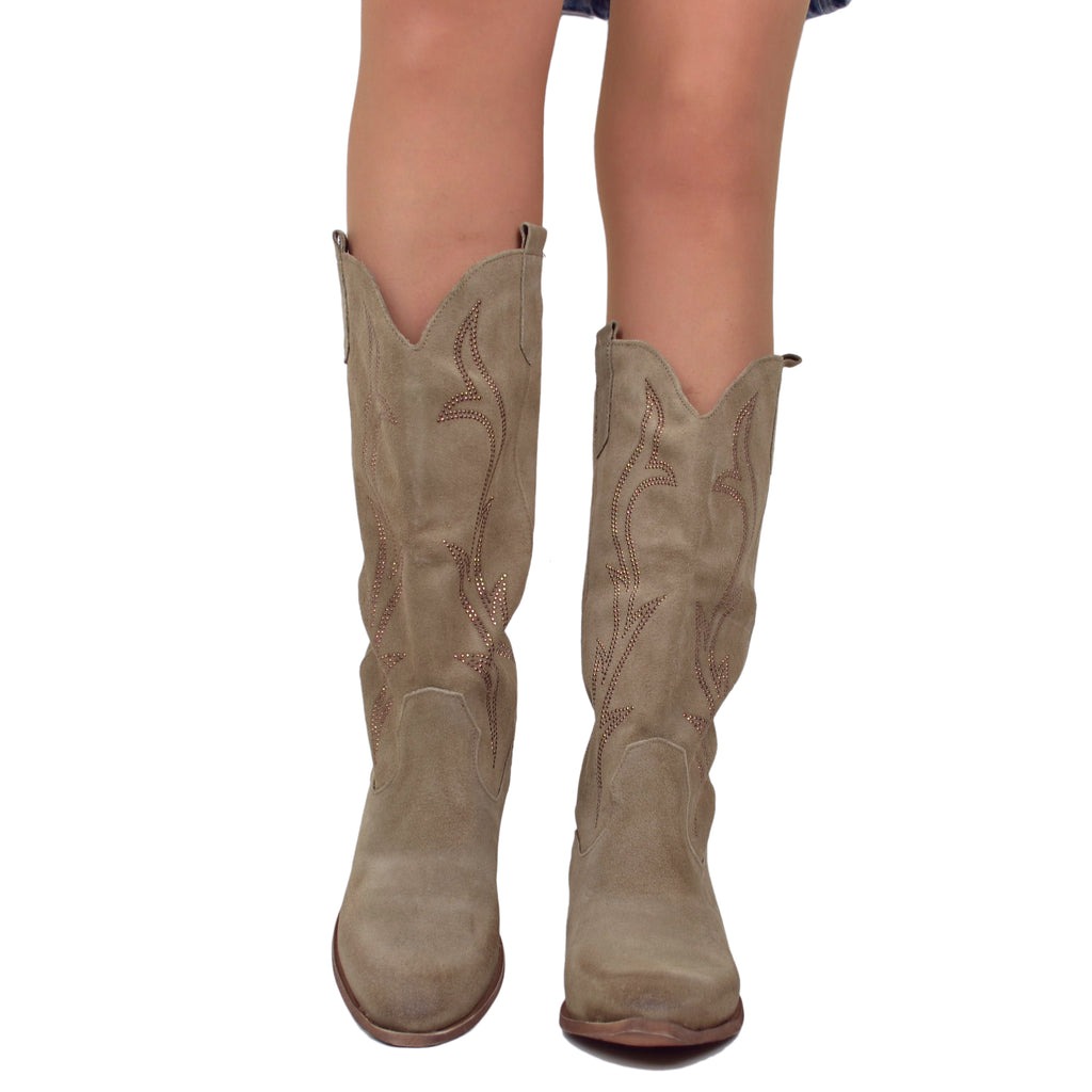 Texanische Stiefel aus hellbraunem Wildleder mit Flammen-Strasssteinen. Niedriger Absatz 4 cm - 3