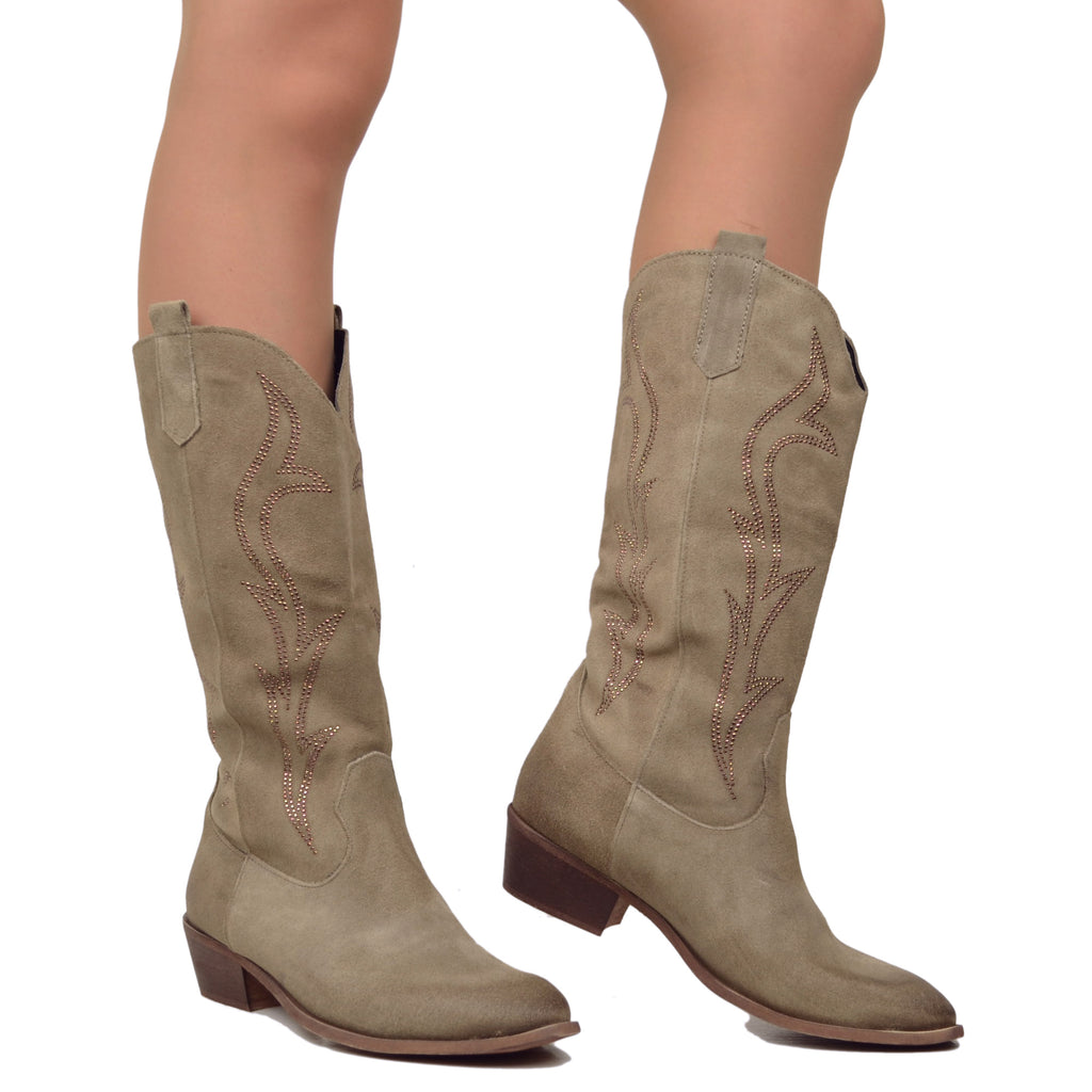 Texanische Stiefel aus hellbraunem Wildleder mit Flammen-Strasssteinen. Niedriger Absatz 4 cm - 4