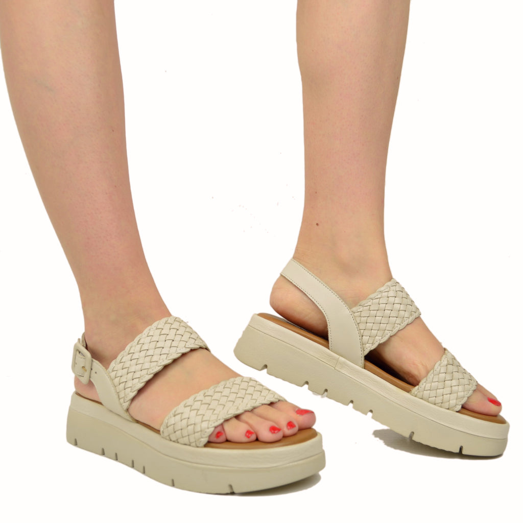 Gewebte Sandalen aus beigem Leder und Memory Foam-Sohle - 5