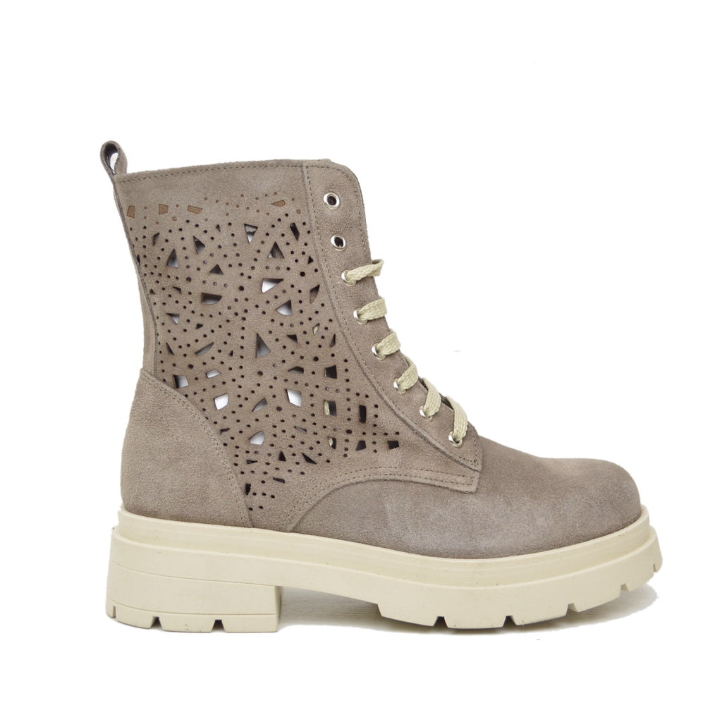 Perforierte Sommer-Schnürstiefel mit Plateausohle aus taupefarbenem Wildleder - 2
