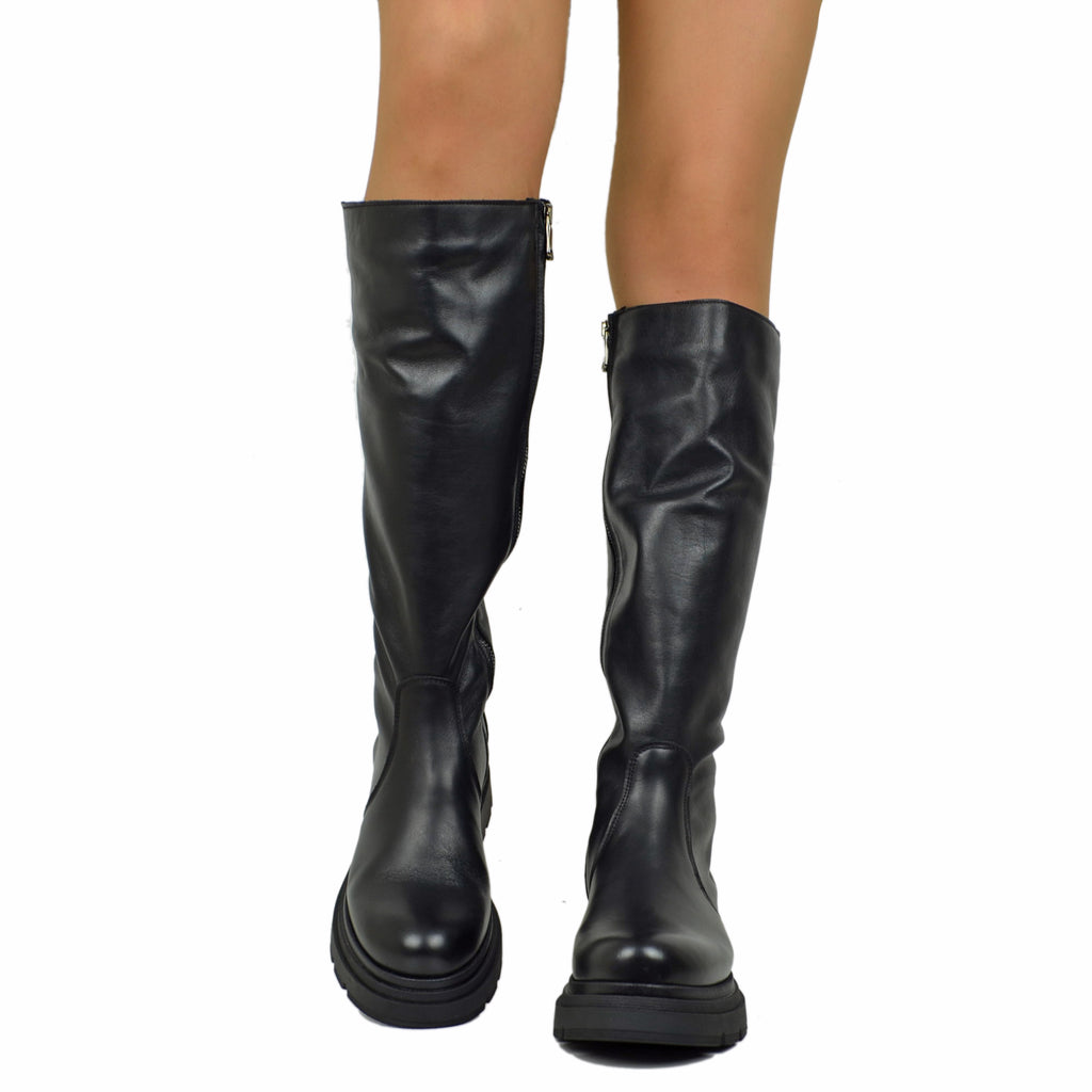 Hohe Plateau-Bikerstiefel mit tailliertem Bein und Reißverschluss aus schwarzem Leder - 3