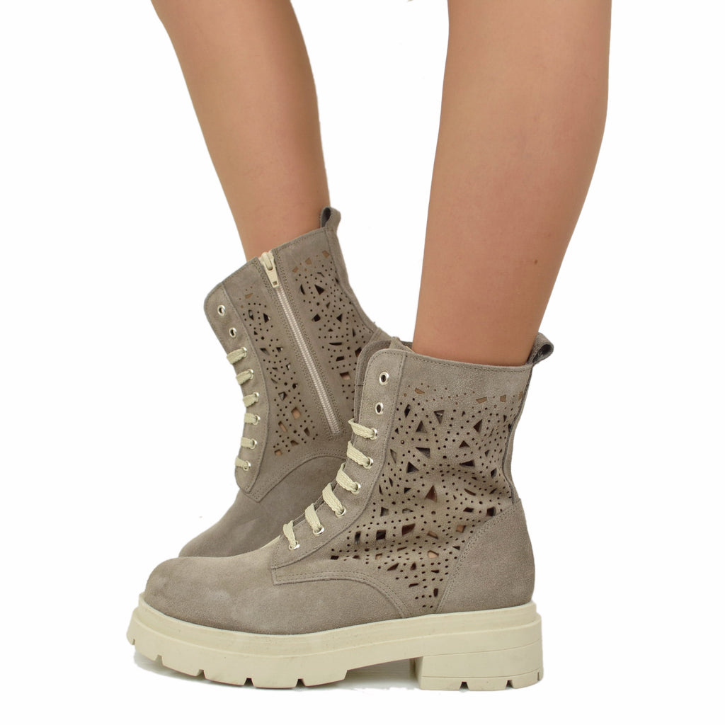 Perforierte Sommer-Schnürstiefel mit Plateausohle aus taupefarbenem Wildleder