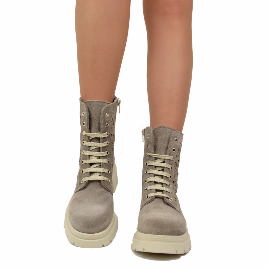 Perforierte Sommer-Schnürstiefel mit Plateausohle aus taupefarbenem Wildleder - 3