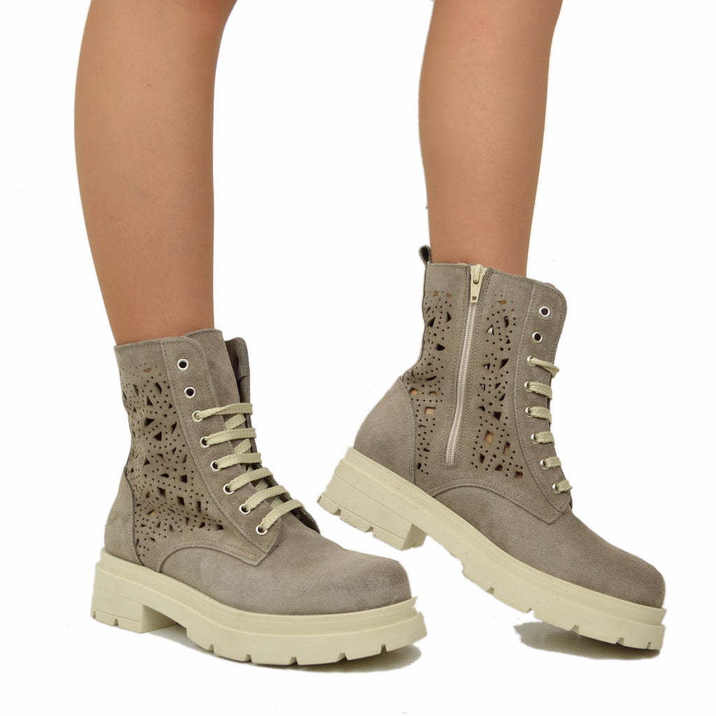 Perforierte Sommer-Schnürstiefel mit Plateausohle aus taupefarbenem Wildleder - 4