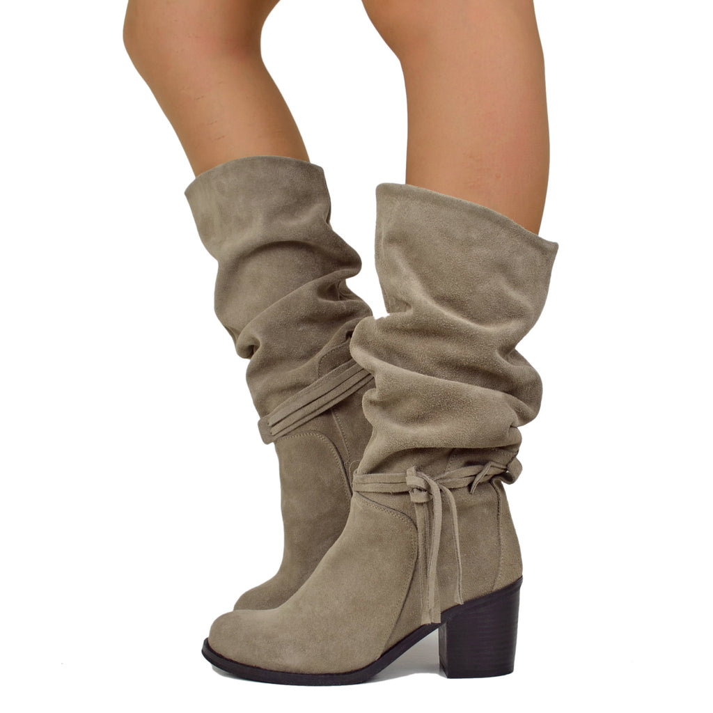 Mittelhohe Stiefel mit konischem Bein und Falten in Suede Leder Taupe