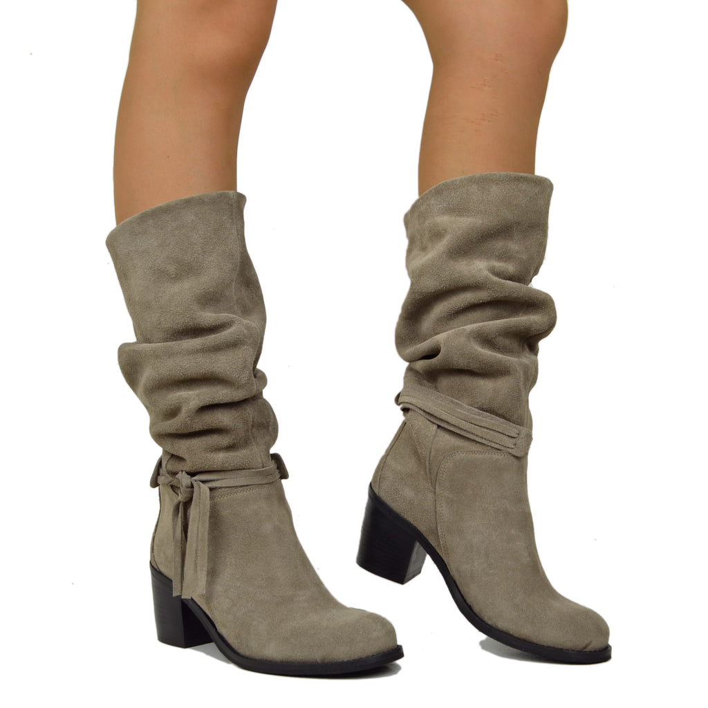 Mittelhohe Stiefel mit konischem Bein und Falten in Suede Leder Taupe - 5