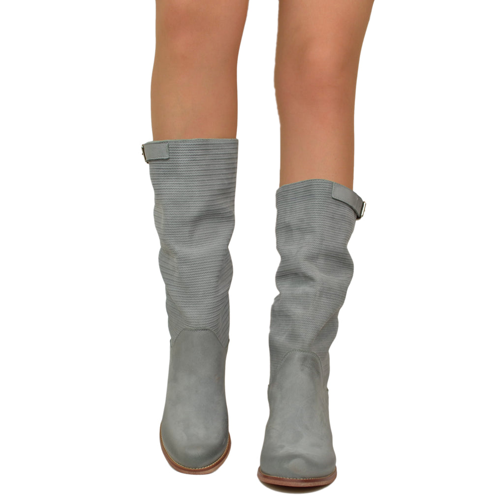 Geriffelte Damenstiefel mit mittlerem Absatz aus grauem Nubukleder - 4