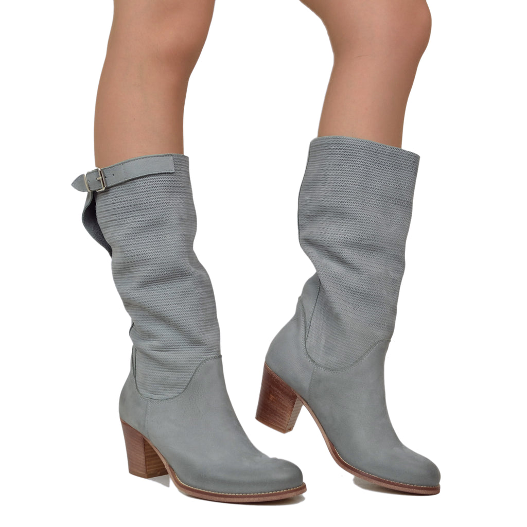 Geriffelte Damenstiefel mit mittlerem Absatz aus grauem Nubukleder - 5