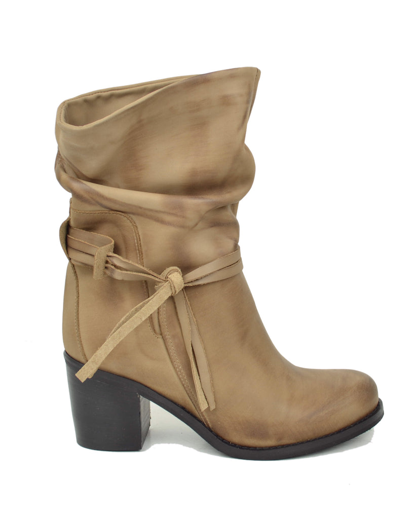 Klassische Stiefeletten aus plissiertem Wildleder mit 7 cm Blockabsatz in Taupe - 2