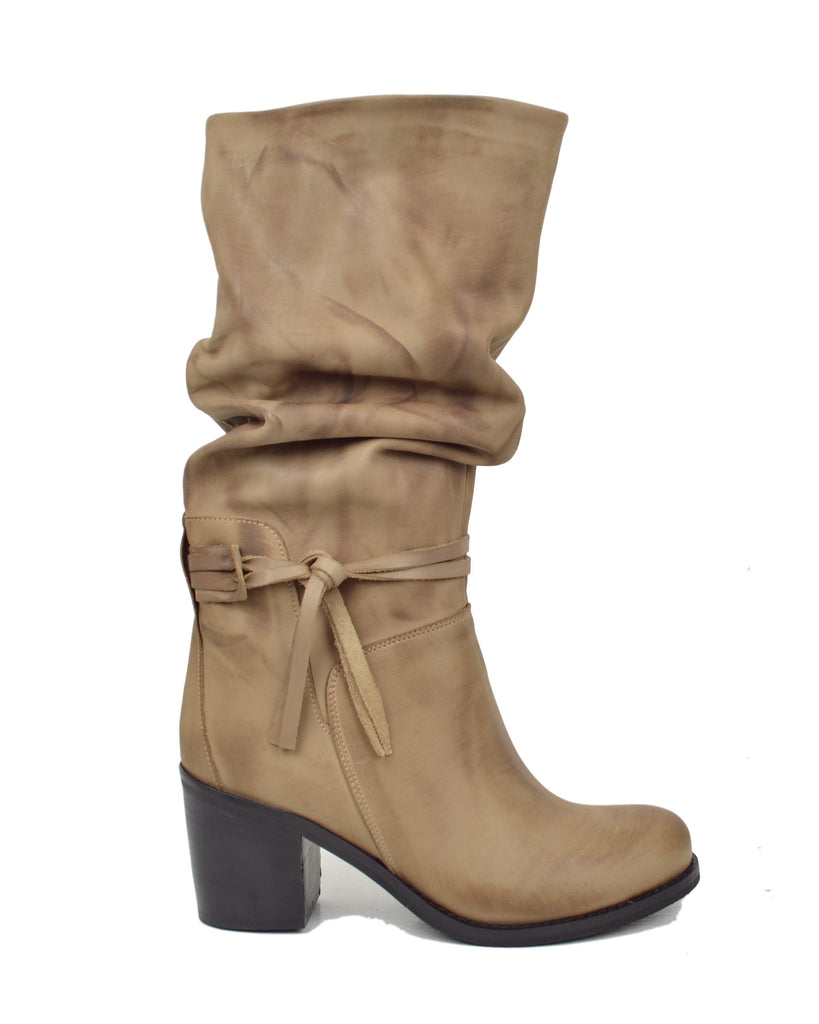 Mittelhohe Stiefel aus Veloursleder in Taupe mit konischem, gefaltetem Schaft - 2