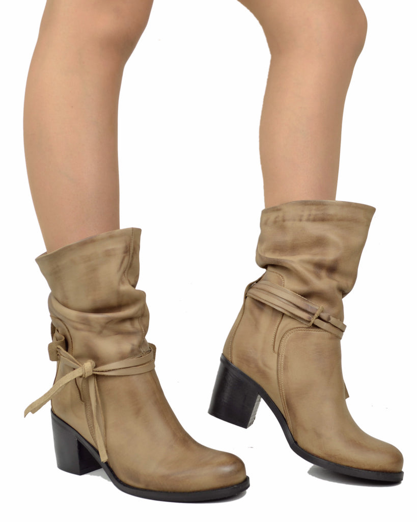 Klassische Stiefeletten aus plissiertem Wildleder mit 7 cm Blockabsatz in Taupe - 4