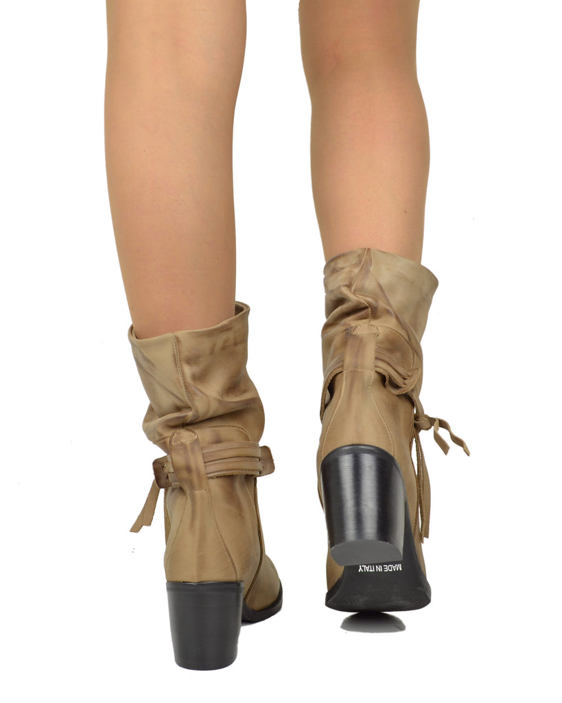 Klassische Stiefeletten aus plissiertem Wildleder mit 7 cm Blockabsatz in Taupe - 5