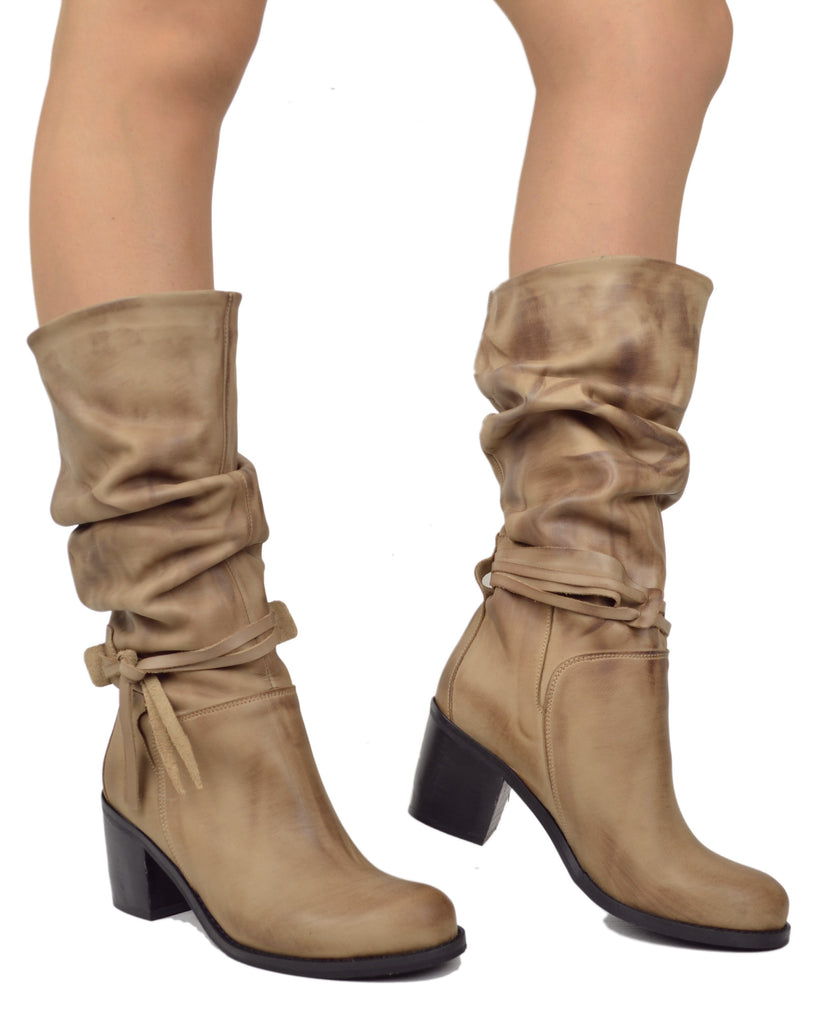 Mittelhohe Stiefel aus Veloursleder in Taupe mit konischem, gefaltetem Schaft - 4