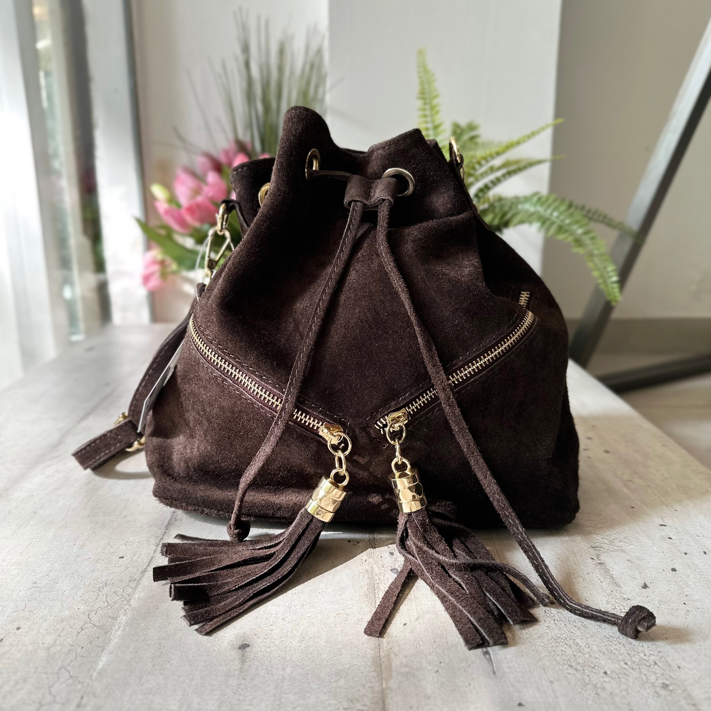 Bucket Bag with Leather Fringes in Vintage Nubuck Leather KikkiLine Calzature