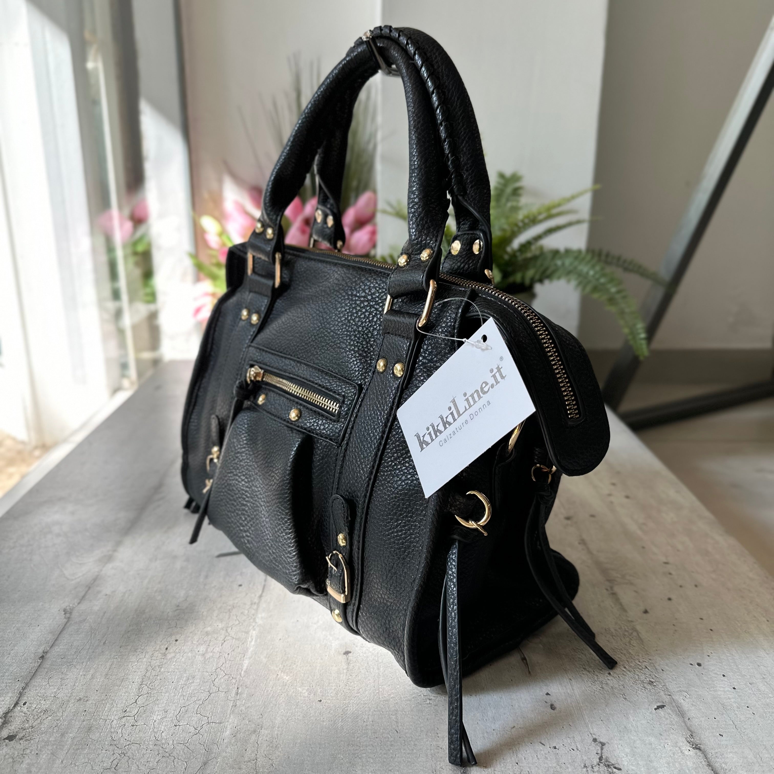 Borsa Grande color Nero Borchie Dorate Similpelle a Spalla con Tracolla e Zip Viviana