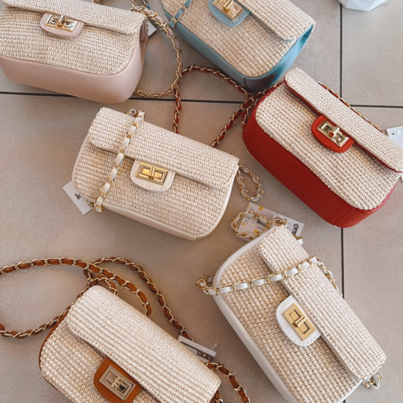 Borsa In Rafia Intrecciata Multicolore: La Compagna Perfetta Per Le Tue Giornate Chic!