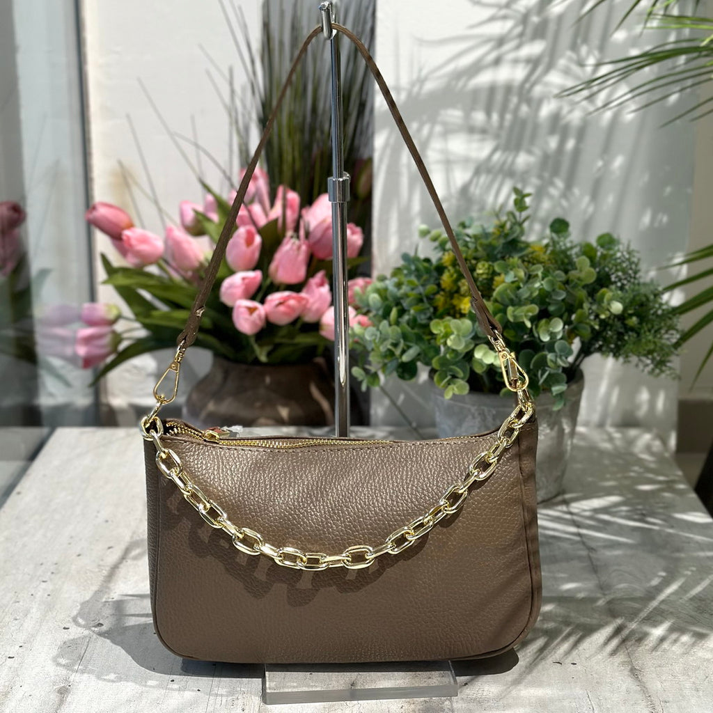 Klassische taupefarbene Ledertasche mit Schulterkette