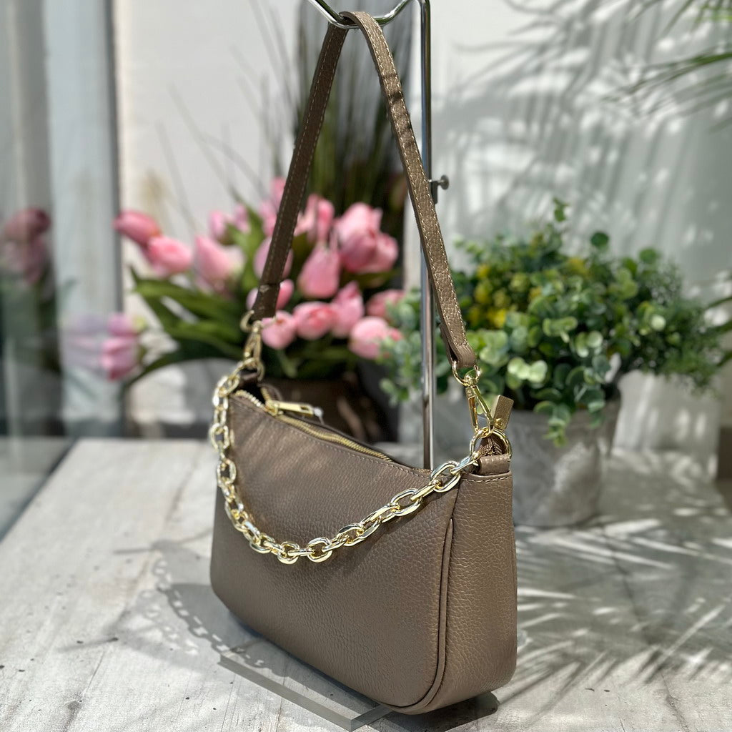 Klassische taupefarbene Ledertasche mit Schulterkette - 3