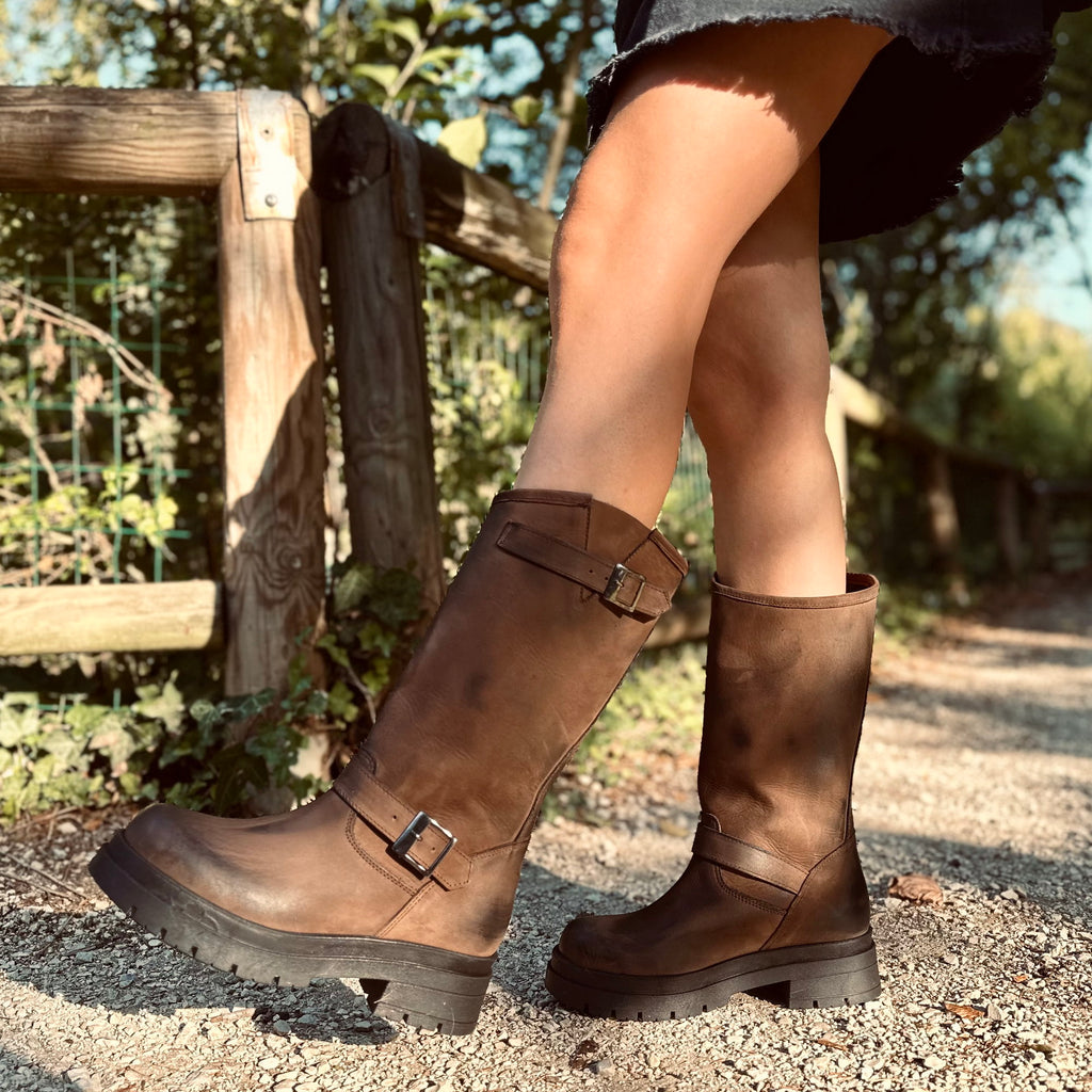 Braune Damen-Bikerstiefel mit verstellbaren Schnallen, hergestellt in Italien - 2