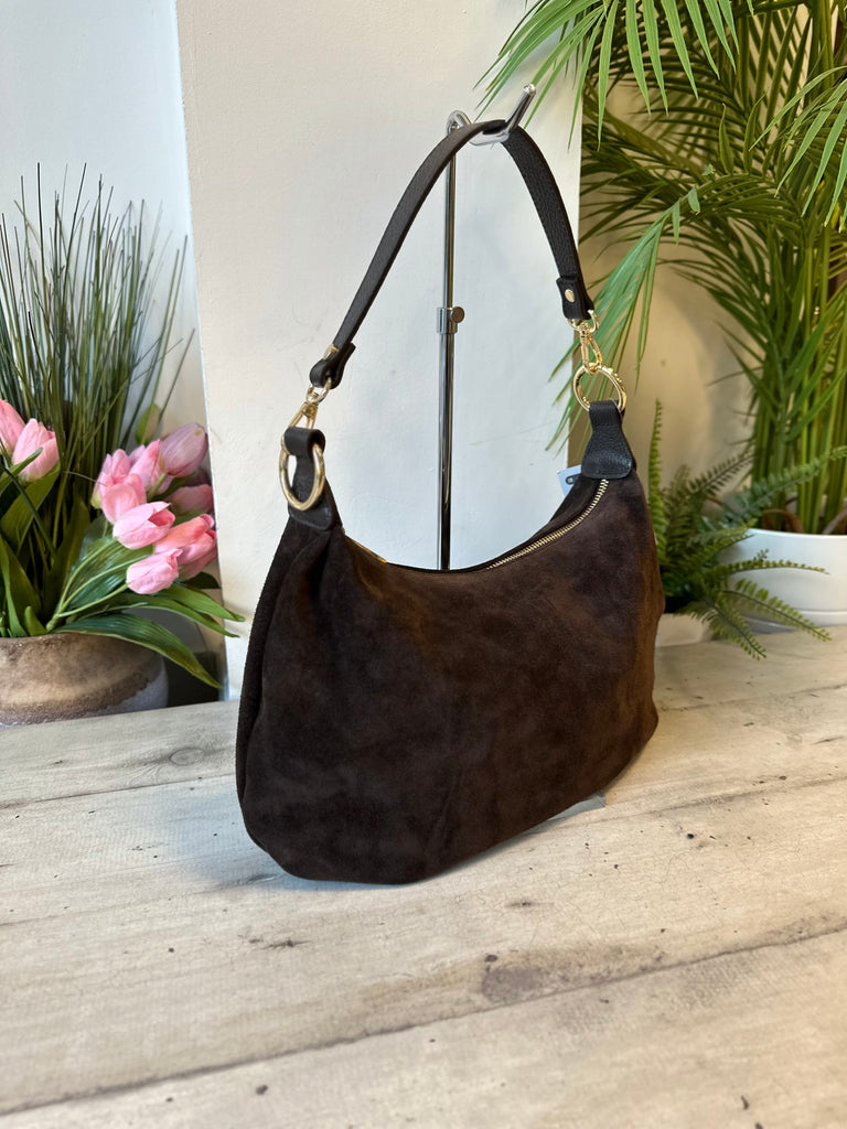 Plissierte Schultertasche aus schokoladenbraunem Wildleder mit goldenen Ringen - 2