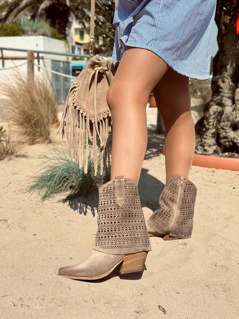 Wildleder Westernstiefel mit Lochmuster – 6 cm Absatz, Taupe - 2