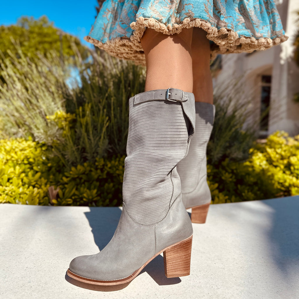Geriffelte Damenstiefel mit mittlerem Absatz aus grauem Nubukleder - 2