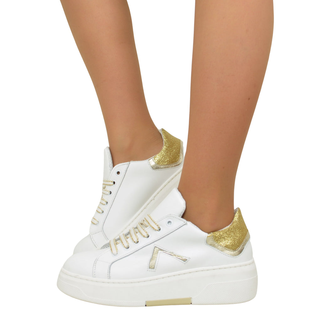 Weiße Sneakers mit goldenen Details aus echtem Leder mit runder Spitze von Divine Follie