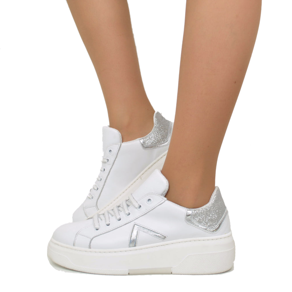Weiße Sneakers mit silbernen Details und runder Zehenpartie aus echtem Leder von Divine Follie