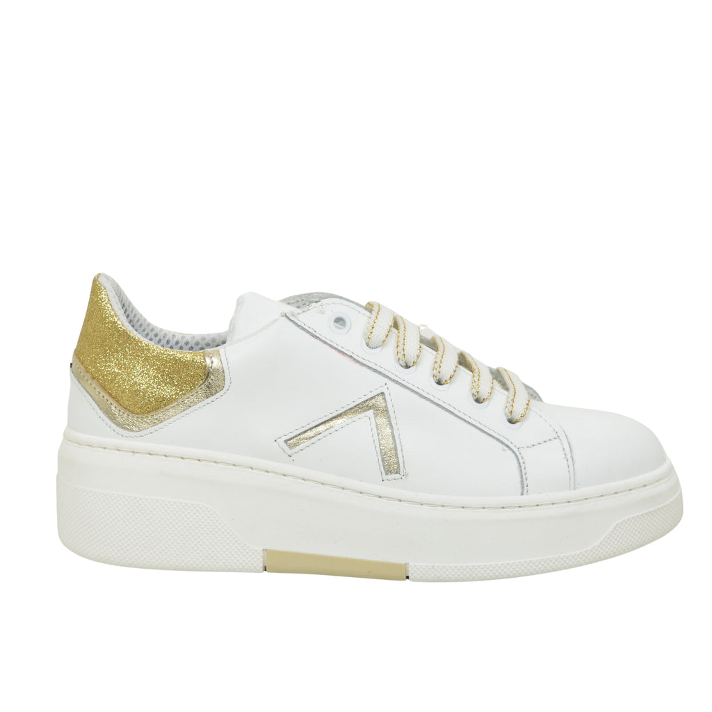 Weiße Sneakers mit goldenen Details aus echtem Leder mit runder Spitze von Divine Follie - 2