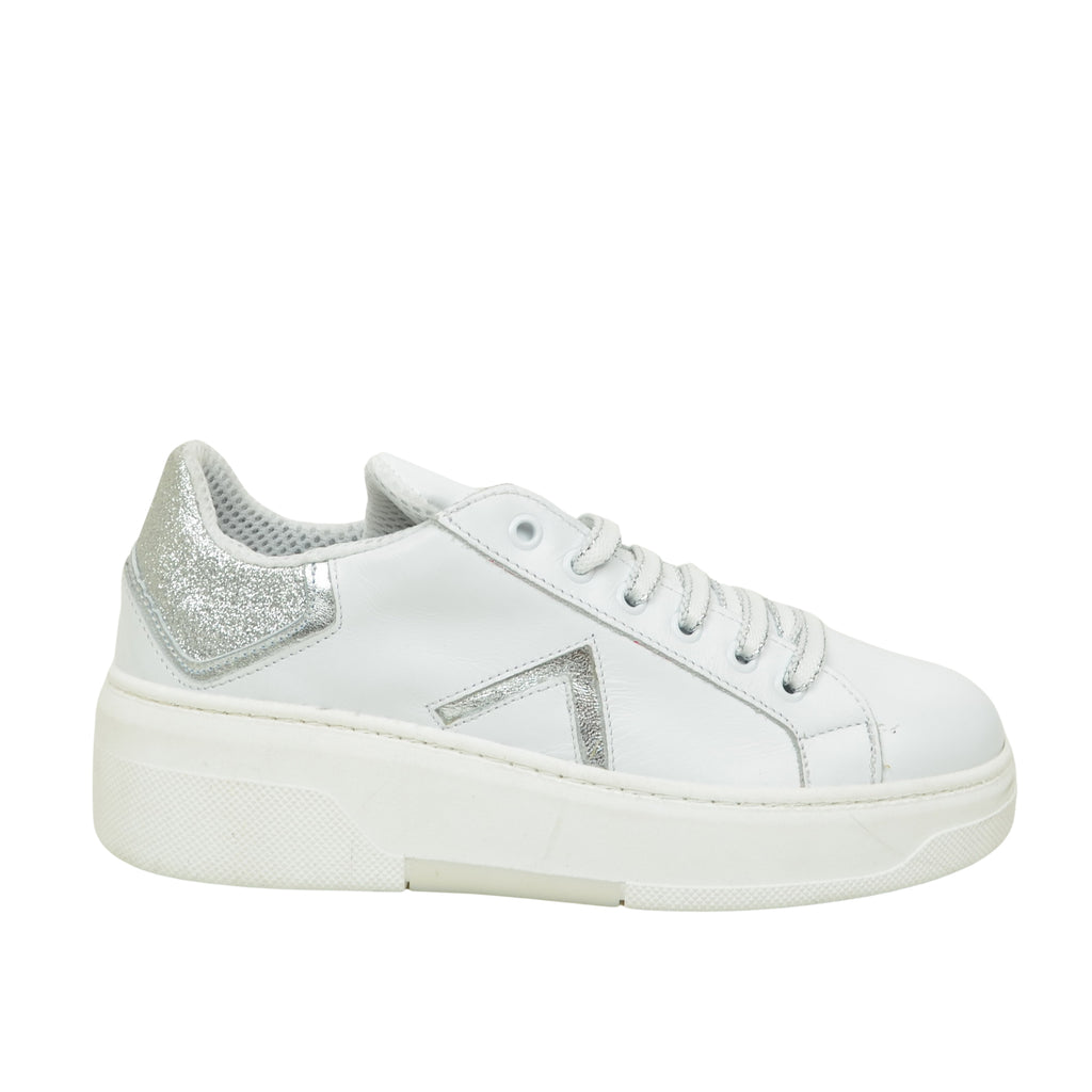 Weiße Sneakers mit silbernen Details und runder Zehenpartie aus echtem Leder von Divine Follie - 2