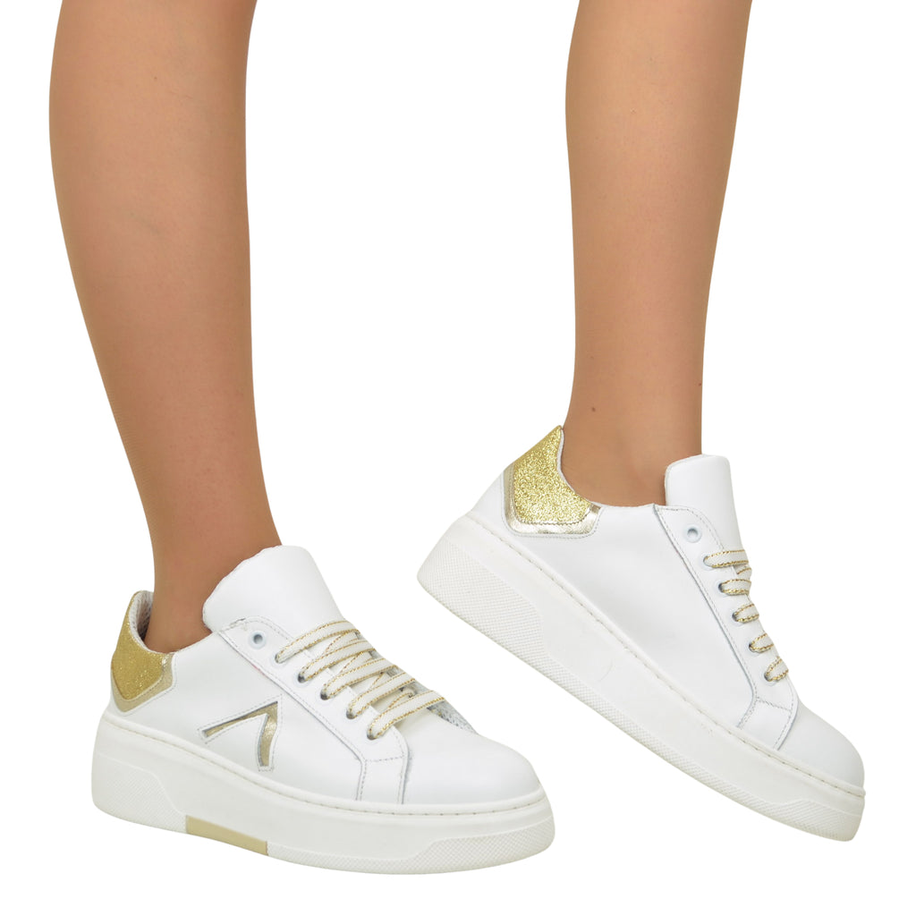Weiße Sneakers mit goldenen Details aus echtem Leder mit runder Spitze von Divine Follie - 5