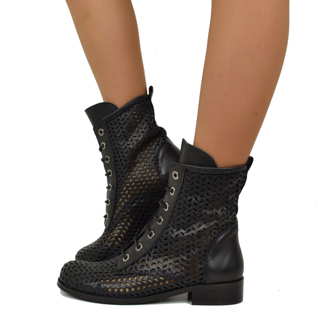 Schwarze perforierte Amphibien-Stiefeletten für Damen mit Schnürsenkeln, hergestellt in Italien