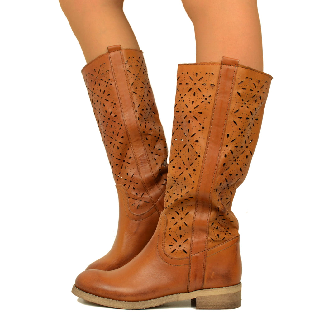 Perforierte Damenstiefel von Camperos aus hellbraunem Leder, hergestellt in Italien
