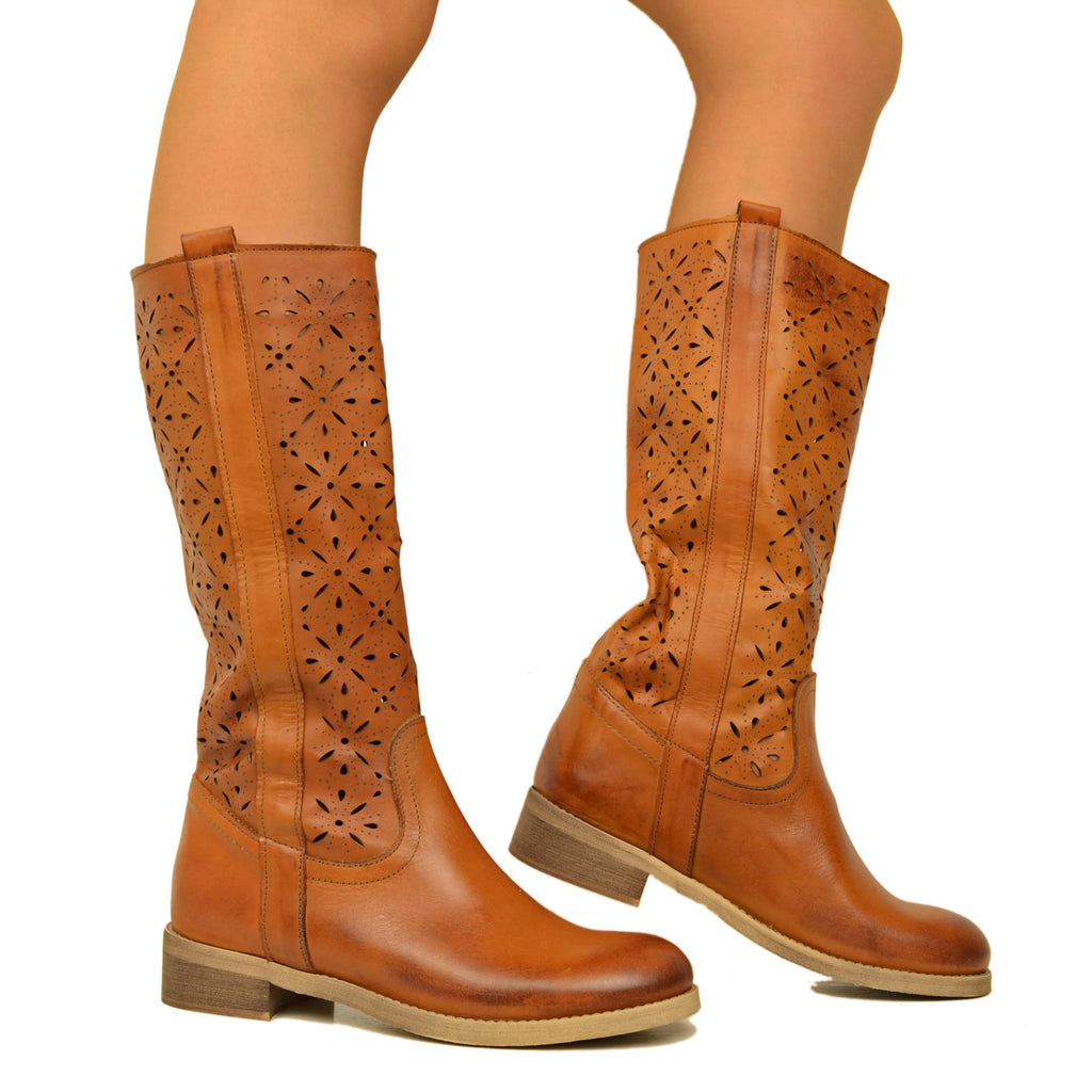 Perforierte Damenstiefel von Camperos aus hellbraunem Leder, hergestellt in Italien - 3