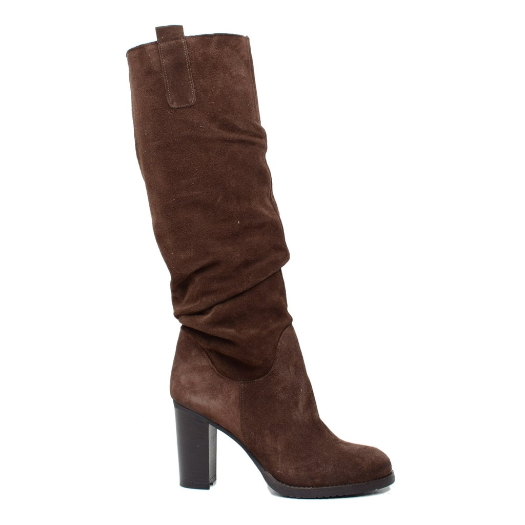 Plissee-Slouchy-Stiefel für Damen aus schokoladenbraunem Wildleder mit runder Spitze - 2