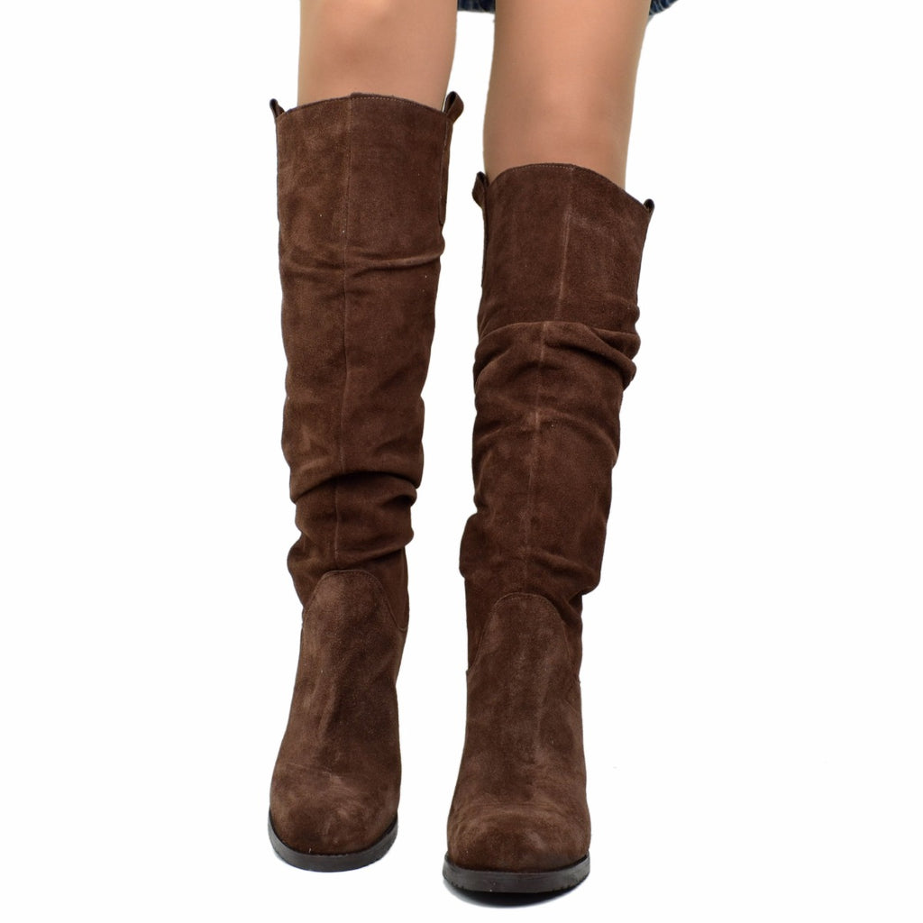 Plissee-Slouchy-Stiefel für Damen aus schokoladenbraunem Wildleder mit runder Spitze - 3